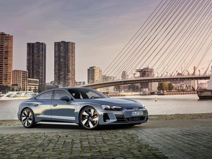  Audi e-tron GT quattro 2021 года  (WW) (фото 2 из 4)